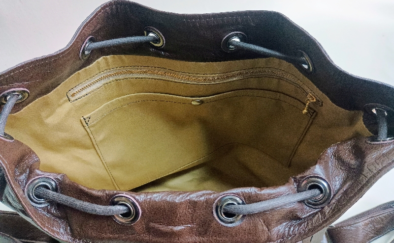 とっても軽い！　衣料革と手染め革の手作りリュック(焦げ茶) 鞄 カバン バッグ