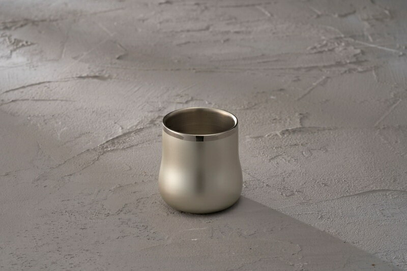 【ふるさと納税】 18-8ステンレス 二重構造 エレガンスDXフリーカップ 約200ml シャンパンシルバー 【 タンブラー カップ コップ ステンレス 保温 保冷 結露が出にくい 汚れが付きにくい 高級感 O・S 新潟県 燕市 燕三条 】 [10001114]