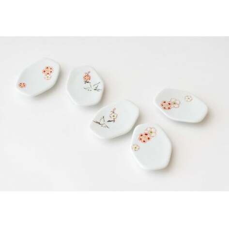 有田焼 紅白梅花文様 鶴文様 箸置き 5個組【肥前赤絵窯元 鷹巣】手描き 白磁 陶磁器 伝統工芸 伝統柄 梅 鶴 A20-594_イメージ3