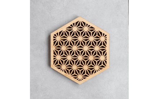 M238　紀州材ひのきの和柄コースター　六角麻の葉　くりぬきあり