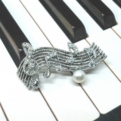 ふるさと納税 伊勢市 ブローチ・楽譜(淡水本真珠・ボタン) 1977