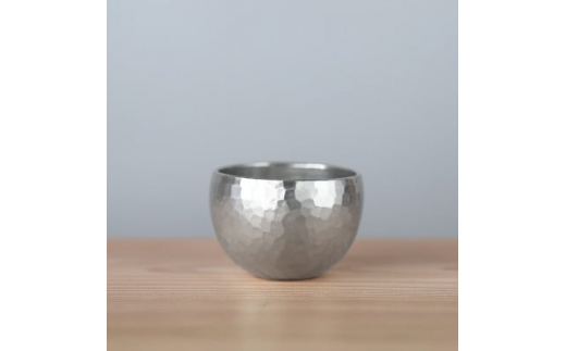 純錫 ぐい呑み 深型 (80ml) |  手作り 日本酒 贈答品 新潟県 弥彦村 盃 おちょこ お猪口 ぐいのみ 酒器 錫製 すず プレセント 還暦祝い おしゃれ 金属製 メタリック