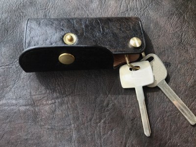 鹿革のキーケース（スピーディー振り出し式）【黒】【R00552】