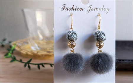 ＊薄墨色（グレー）＊水引ピアス/玉結びとフェイクファーのピアス