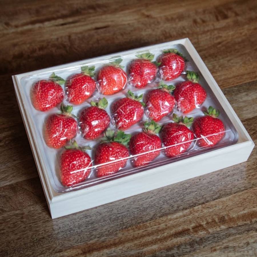 ＜BUTTOBI BERRY ORGANIC＞とくしまオーガニックいちご (大粒)・桐箱入り380g(12～15粒)