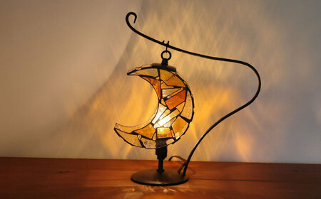 ステンドグラスのテーブルランプ 月 アンバー S / ランプ オリジナル ギフト / 瀬戸市 / Ｎｉｊｉｉｒｏ Ｌａｍｐ[BBAD039]