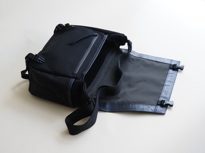MESSENGER（鹿革メッセンジャーバッグ）NV×BK（ネイビー×ブラック） バック 鹿革 レザー ジェンダーレス 男女兼用 アップサイクル ショルダーバッグ サイドポケット付 かばん [h003]