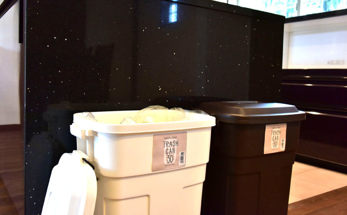 トラッシュカン ゴミ箱 ふた付き 30L ホワイト 2個組 / ダストボックス ゴミ箱 ごみ箱 / 恵那市 / 東谷株式会社 明智流通センター [AUAD069]