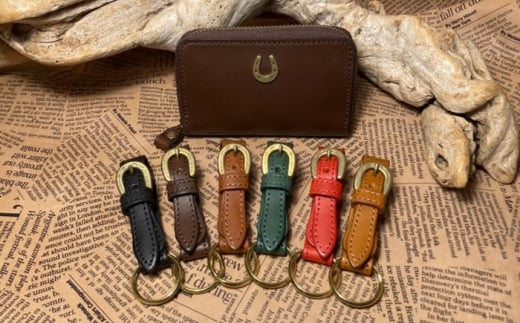 蹄鉄ラウンドファスナーコインケース(ダークブラウン)＆蹄鉄バックルキーリング(レッド)　栗東市 / 株式会社ブルズエフ [BIAU337]