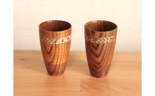 【箱根寄木細工をあしらった木製ジョッキ２点セット】保冷性に優れ、木肌のつくるクリーミーな泡立ちが格別の一杯に【キッチン用品 食器 雑貨 日用品 木製食器　職人メイド 工芸品 職人の手作り おしゃれ食器 神奈川県 小田原市 】 142069_CW024