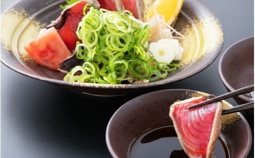 藁焼き かつおたたき 鰹たたき カツオたたき 2節セット 約 700g 鰹タタキフレーク200g付き 高知県 黒潮町 土佐佐賀水産 わら焼き タタキ 鰹 カツオ 刺身 半解凍 調理用 冷凍 海鮮 魚介類 土佐 かつおのたたき 鰹のたたき 藁焼き鰹 ご飯のお供 おつまみ 丼用 刺身用 海鮮セット 魚料理 かつおセット 父の日 プレゼント [1553-3]