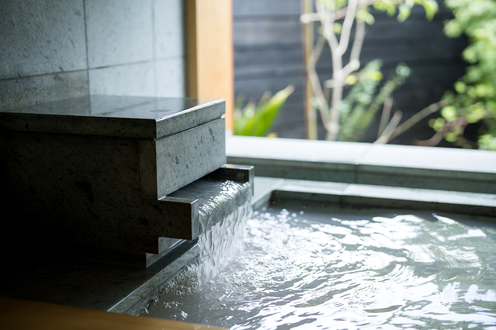 自家温泉の湯はとろとろのまるで美容液のような泉質。美人の湯ともいわれ、一日に何度も入りたくなる温泉です。
