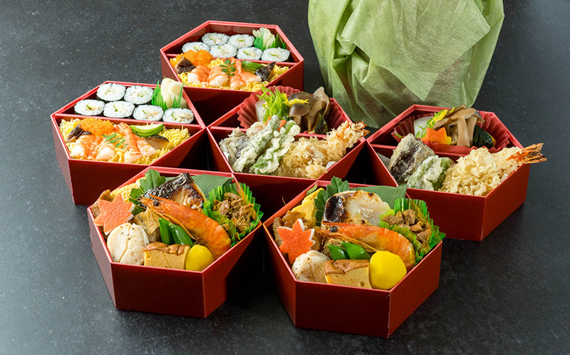 
            【京の季節膳】 京料理 竹林本店 京御膳 あかね 六角三段 2人前 (京都 高級 料理 折り詰め弁当)
          