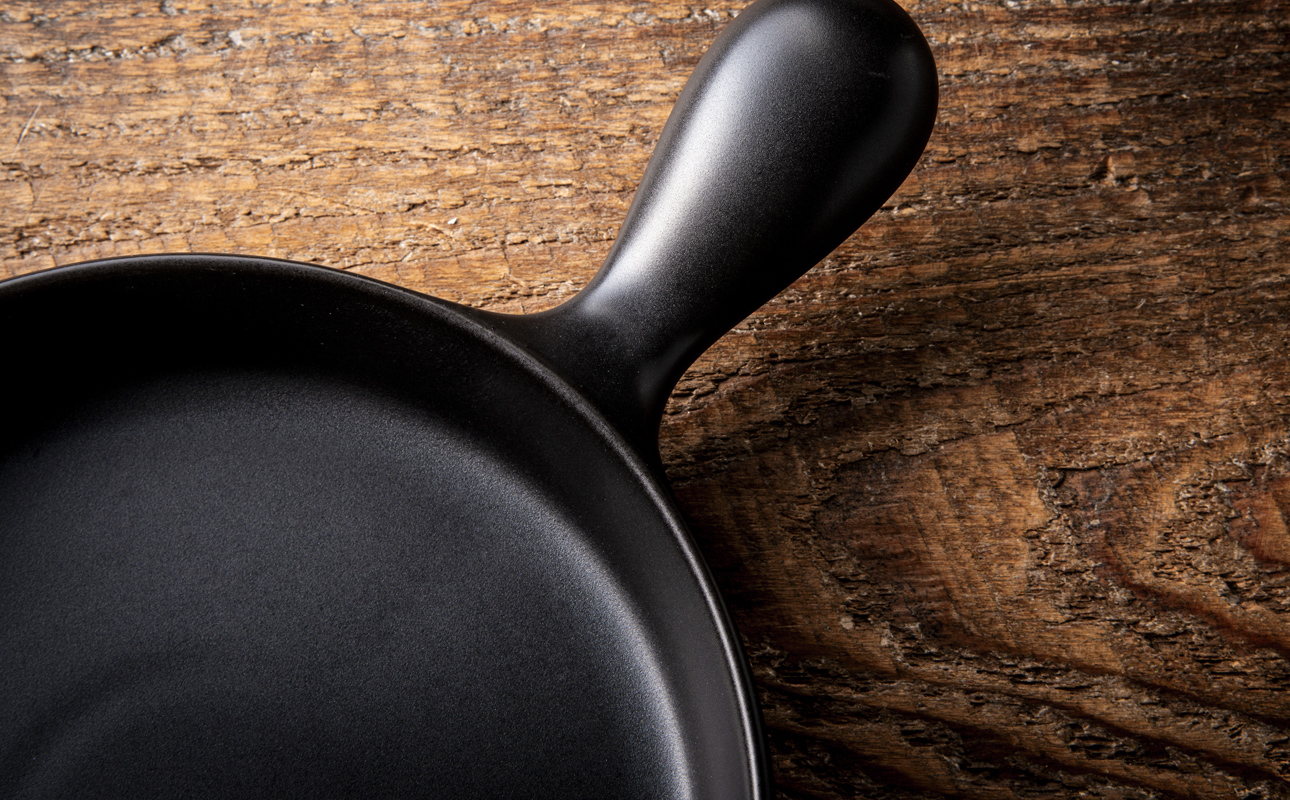 【萬古焼(ばんこやき)】Handmade土鍋 弥生陶園　職人が一つ一つ丁寧に成形し焼き上げる、こだわりの逸品　土鍋の国内生産80％のシェアを誇る伝統の萬古焼　TS-622 丸グリルプレート（黒釉）鉄よ