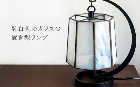 Nijiiro Lamp のステンドグラスのテーブルランプ ファン ホワイト【1425964】
