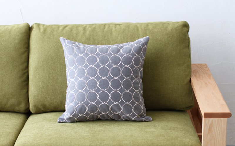 クッション おしゃれ タンバリン グレー(ピンクベージュ) 正方形 約 45 × 45cm ミナペルホネン dop tambourine 生地 刺繍 ソファ 家具 インテリア 秋山木工 秋山木工株式会社 静岡県 藤枝市