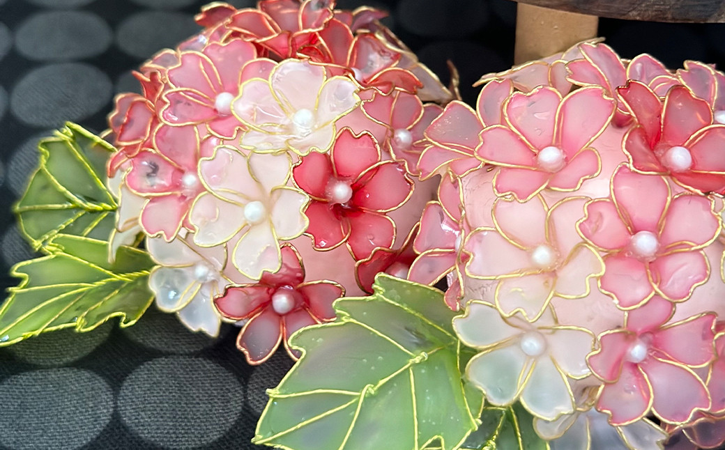 一輪一輪、丁寧につくられた桜の花には、色あいの異なる桜色を配し、日本の春の美しさを表現しました。