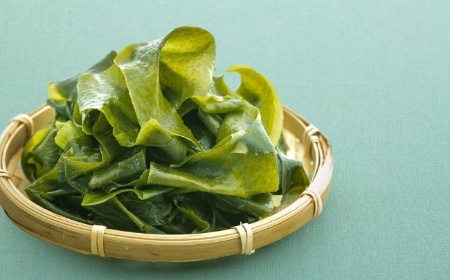 生わかめはしゃぶしゃぶで食べるのがおすすめ！定番のポン酢はもちろん、ごま油と塩でコクを加えるのもOK。