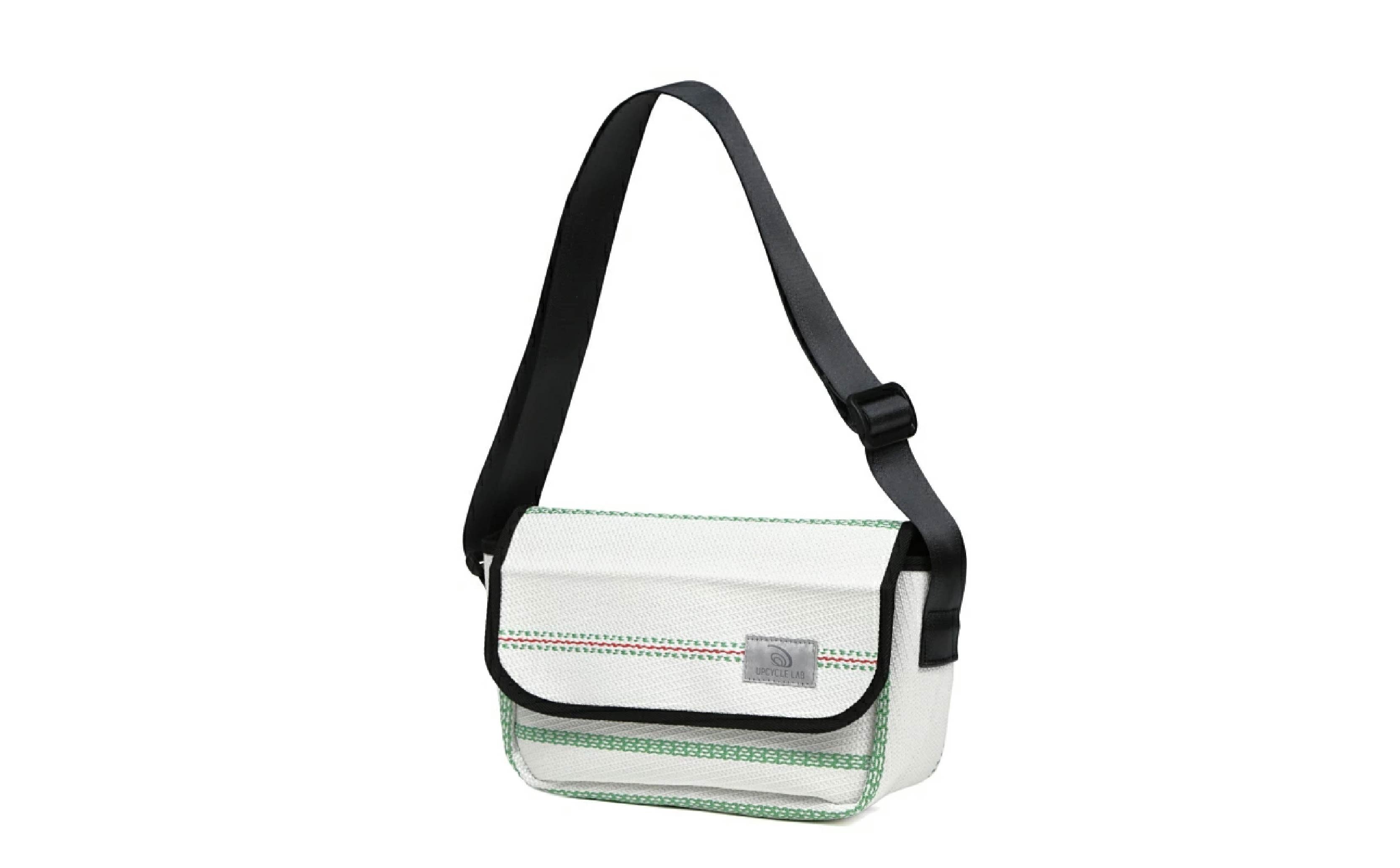 
            ショルダーバッグ（ホワイト）【UPCYCLE LAB】 廃棄予定の消防ホースを再利用したショルダーバッグ 持ちやすい 便利 リサイクル商品 サステナブル SDGs 再利用 オシャレ おしゃれ プレゼント UPCYCLE LAB K-25
          