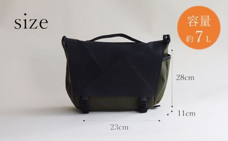 革のカシミヤ　国産野生鹿革を使用したミディアムサイズのメッセンジャーバッグ ファッション カバン 軽量 耐摩耗性 耐久性 普段使い 旅行 小物 ポケット マイボトル 収納 サイドポケット  ネイビー×
