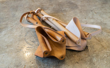 WOODWORK CENTER　WWCキャンプスツール/ナチュラル 1脚 スツール イス 椅子 折りたたみ式 アウトドア キャンプ インテリア シンプル 牛革 オーク材 天然木 逗子市 神奈川県