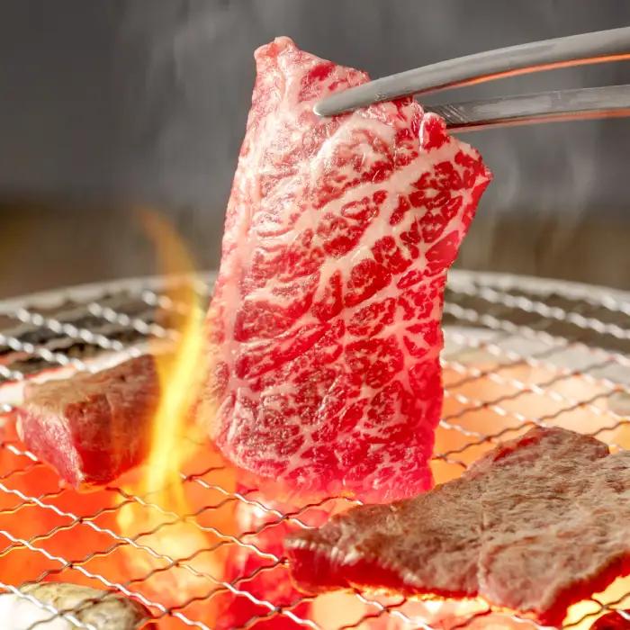 【冷蔵配送】全国大会W受賞！奥出雲和牛肩ロース焼肉の定期便800g×7回 （毎月21日お届け）【牛肉 定期便 肩ロース焼肉 800g 7回 焼肉 人気 冷蔵 国産 奥出雲和牛 黒毛和牛 ブランド牛 贅