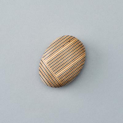 ふるさと納税 芦別市 PLYWOOD laboratory　Paper-Woodペーパーウェイト「koishi」楕円/NV