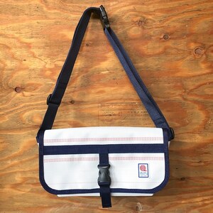 11-58N　【SUWAプレミアム】FIRE HOSE PRODUCTS　ボディバッグ　ホワイト（L）（パイピングカラー：紺）／バッグ ななめ ショルダー レディース メンズ 信州 諏訪