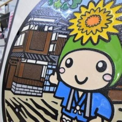 ふるさと納税 桶川市 ご当地マンホール〈埼玉県桶川市〉カラーデザイン蓋φ600用(スタンド付き) |  | 02