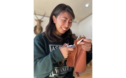 猟師と鹿革サコッシュ作り体験　2名様 【伊豆市 レザークラフト 狩猟 ハンドメイド ジビエ 静岡県 伊豆市】14-004