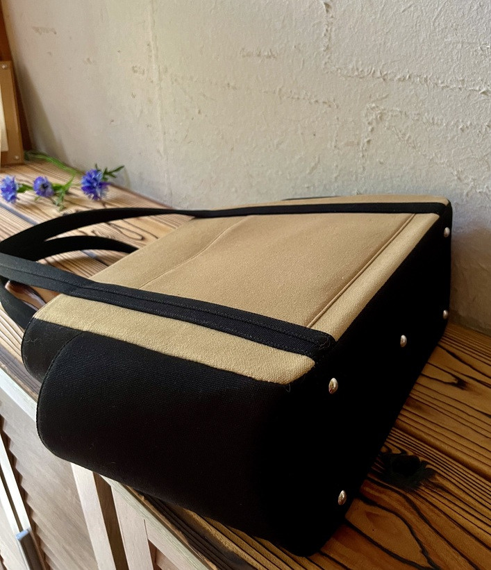 【AKIRAオリジナル】中型レディストートバッグ ダブルポケット ベージュ帆布×黒帆布