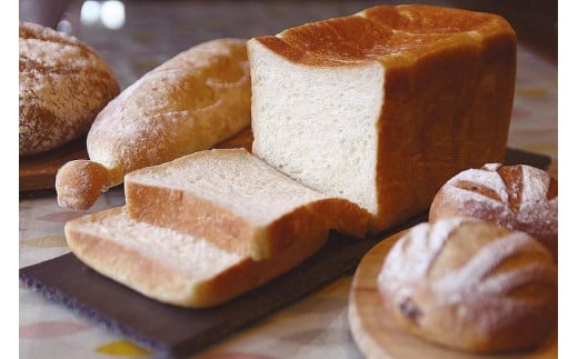 【ふるさと納税】コウノトリ舞う しっとりやわらかパンセット A / こだわり 食パン 1.5斤 有機赤米 食パン 1斤 有機全粒粉 シナモンロール 2個 北海道産小麦 豊岡産有機小麦 きび砂糖 天日塩 グラスフェッドバター 体に優しい しっとり パン もちもち やわらかい 無添加