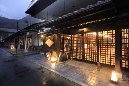 テレビ朝日で放送されました！＜スタンダードプラン＞1泊2食 ワンドリンク付きこだわり会席 ペア宿泊券 中川温泉 かくれ湯の里 信玄館 【平日・日曜限定】飲泉も可能なPH10のアルカリ温泉を、深夜もご利