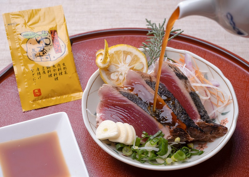 
                  【かつおの藁焼きたたき（馬路村ポン酢付き）】カツオのタタキ 鰹 刺身 柚子ポン酢 ゆずぽん酢 お歳暮 お中元 母の日 父の日 敬老の日 ギフト 高知県馬路村【496】
                