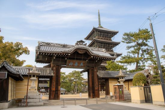 総本山善通寺東院 南大門と五重塔