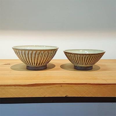 ふるさと納税 荒尾市 熊本県の伝統的工芸品【小代焼】　ご飯茶碗(大1個・小1個)&コイ箸置き(白1個・黒1個)セット |  | 01