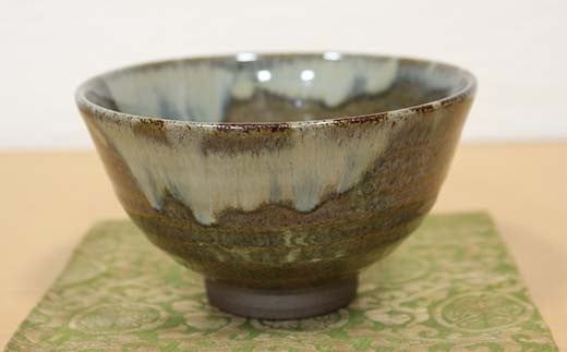 釉薬の流れ方により、2つと同じものはできません。正真正銘世界に1つだけのお碗です。