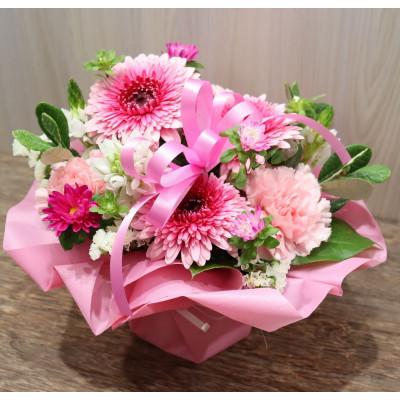 ふるさと納税 ふじみ野市 【ピンク系:ガーベラ、カーネーション+季節のお花】生花アレンジメント |  | 02