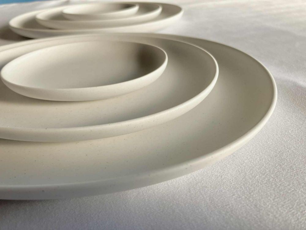 当返礼品はオーバルプレートwhiteLサイズ4枚です。