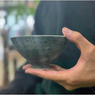 有田焼 李荘窯 Moon Surface 茶碗【三光堂】ご飯茶碗 茶碗 ちゃわん 飯碗 黒い器 月面風 モダン おしゃれ ギフト プレゼント A24-218_イメージ4