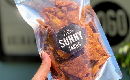 【SUNNY TACOS】黒糖シナモンチップス 5500ｇ (110g × 50個） 沖縄県 おきなわ 国産 県産 サニー タコス こだわり お菓子 手軽 子ども やみつき スナック おいしい 美味し