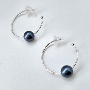 日常の着こなしをアップする、パールフープピアス ブルー系