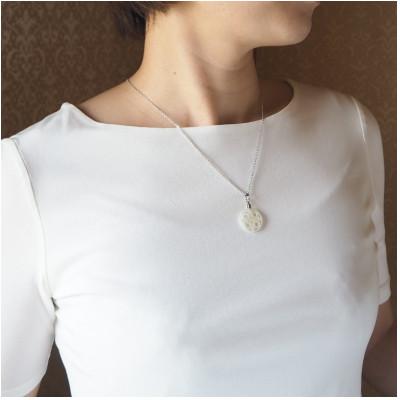 ふるさと納税 大和高田市 白蝶貝「大極門の錺金具」ペンダント |  | 01