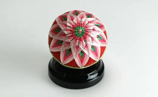 【加賀手まり】（赤）花てまり・小［黒塗台］