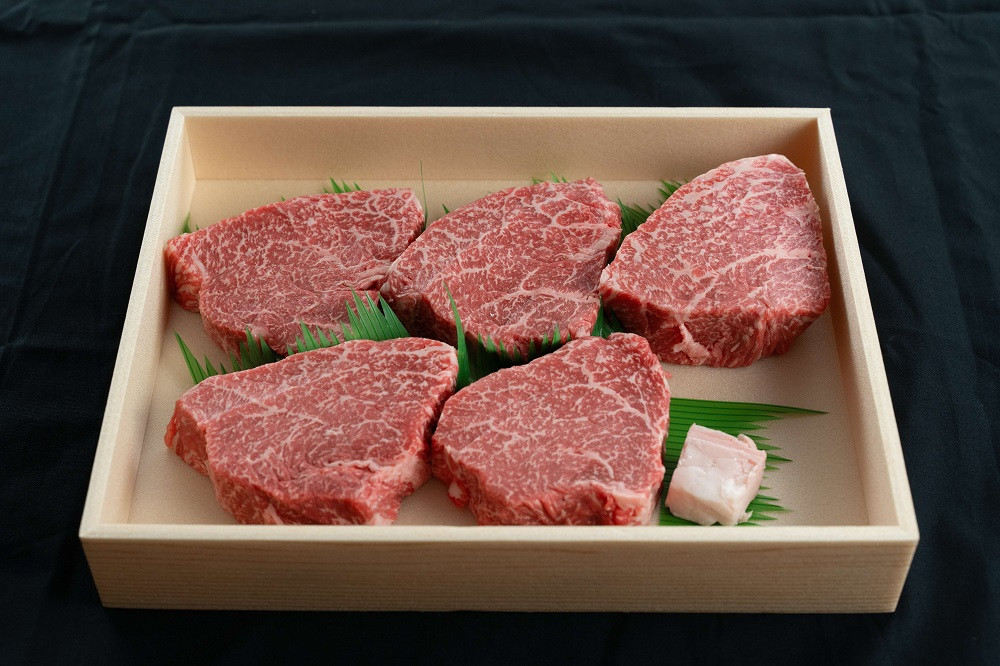 きめ細かいサシが特徴。厚みがあり、赤身部分もしっかりとした肉質。食べ応えのある100g×5枚！