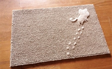 《ほづみせんい》月山緞通 トコトコ猫の玄関マット 35×60cm（白） 山形県 中山町 F4A-0294