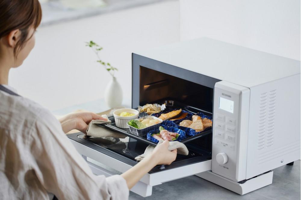 オーブンレンジ 電子レンジ スチーム 24L アイリスオーヤマ MO-F2404-W ホワイト レンジ スチーム調理 家庭用 オーブン 家電 家電製品 キッチン家電 調理家電 レンチン あたため 時短 省エネ グリル おしゃれ 宮城県 角田市