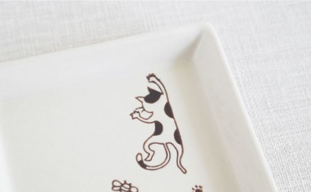 【波佐見焼】陶器 ぶらさがり猫 正角皿 3枚 3種 〈ミケ・クロ・トラ〉 [OAQ009]
