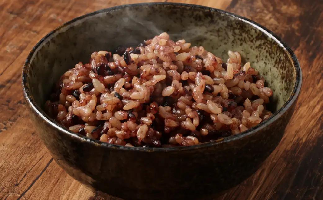 【令和7年産米】【お手軽玄米】くろまい＆げんまい パックご飯 150g×12個入り（特別栽培コシヒカリを使用） 1039005 ｜ 玄米 黒米 アントシアニン 健康志向 便利 簡単