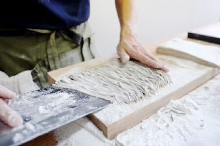 高原そば壱心　手打ち生そば4食セット【生そば 4人前 そばつゆ付き セット 蕎麦 玄そば 出雲そば そば 国産 無添加 手打ち 打ち立て 冷蔵配送 自家製 石臼挽き こだわり 人気 生麺 麺類 和食 